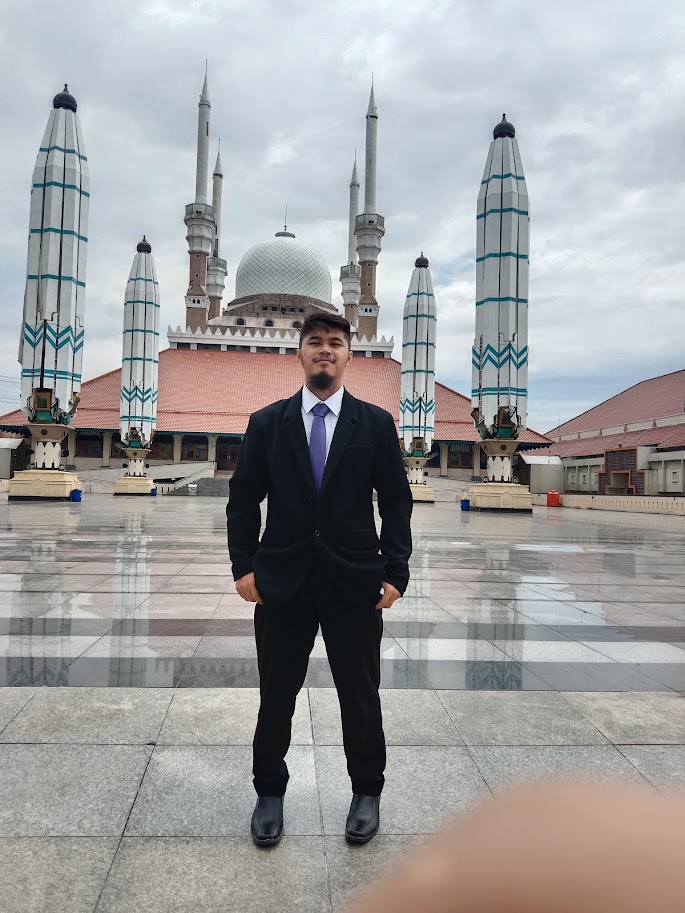 Berdiri di halaman Masjid Agung Jawa Tengah, Semarang